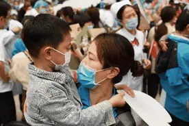 英雄，回家了！他们紧紧相拥、欢笑、亲吻、落泪，还有浪漫的求婚……图片
