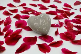 中年女人对你动情的显著特征：和你开玩笑图片