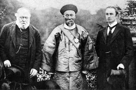 李鸿章出访沙俄，会谈途中吸了口烟，俄国官员叹气：难怪中国会输图片