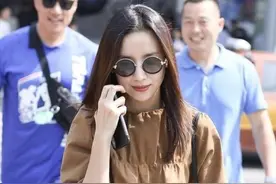 董洁喜欢给穿搭做减法，卡其色娃娃衫配半身裙，减龄效果太明显图片