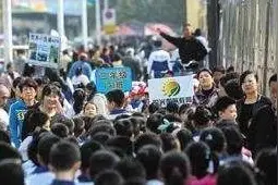 啥情况？瑞金多个学校门口出现一群举牌子的人图片