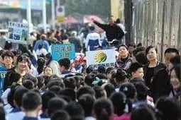 啥情况？瑞金多个学校门口出现一群举牌子的人图片