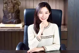 人生赢家！90后美女继承千亿资产，与苏宁“太子”订婚牵手图片