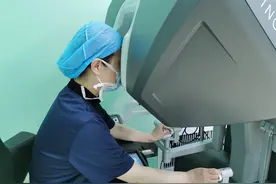 手术机器人从肚脐中取出畸胎瘤！中南医院完成湖北省首例第四代机器人单孔腹腔镜手术图片