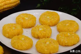 农村的玉米丰收了，加点糯米粉和白糖，教你玉米粑粑的做法图片