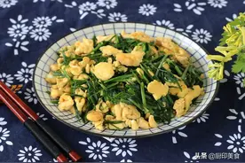 野韭煎鸡蛋，韭香浓郁野味十足，童年的记忆是否勾起你淡淡的乡愁图片