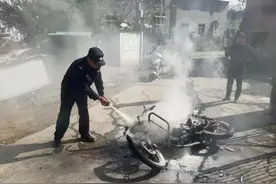 一摩托车突然“自燃”！危急时刻他赶来扑救图片