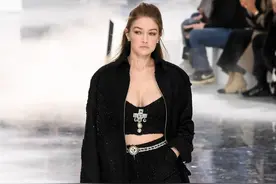 欧美女星爱穿露脐装出行，搭配好不是夏天的专属图片
