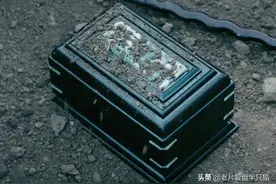 妻子备好了棺材，没想到丈夫却活着回来了。那么棺材里到底是谁？图片