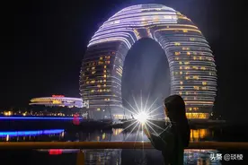 名师设计、耗资15亿的超豪华七星酒店，竟被网友戏称为“马桶盖”图片