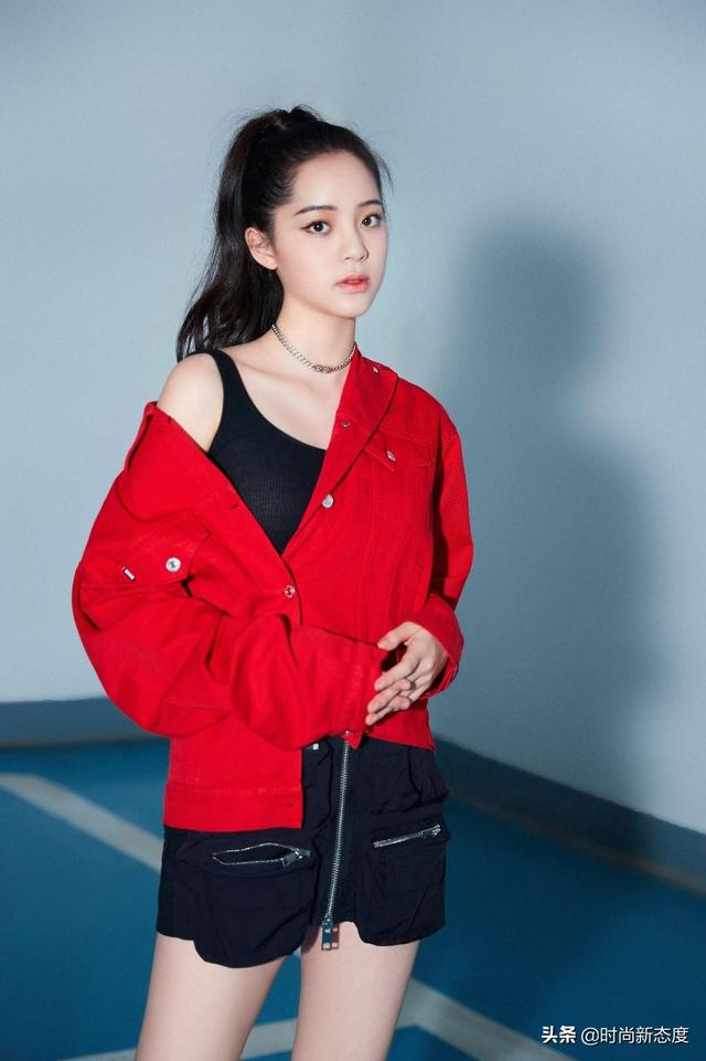 欧阳娜娜皮肤超级好，水嫩光滑有弹性！网友：我马上去敷面膜