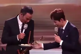 他的主持水平有多高？提词器只打这四个字图片
