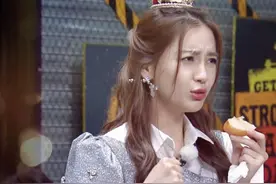 32岁Baby当众撒娇，蔡徐坤从始至终盯着不放，反应过于真实图片