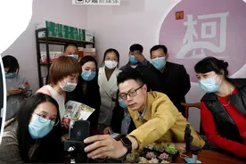 农民变主播，年入百万，给家人发起了工资图片