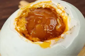 被新闻“曝光”的海鸭蛋，为何轻轻一戳就流油？终于知道真相了图片