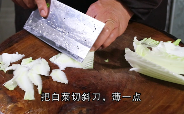 原来炒白菜也有窍门，加一点调汁，简单一做，比吃肉还过瘾