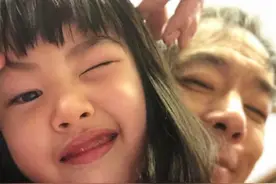 黄贯中发文为9岁女儿庆生，父女依偎好温馨，女儿神似妈妈朱茵图片