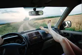 可怕事情终发生！英女子坐副驾翘脚，安全气囊爆炸，腿骨插进屁股图片