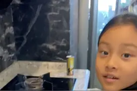 李小璐晒女儿亲手做凉粉，疑忘开滤镜，更显甜馨皮肤黝黑图片