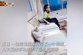 男孩故意穿错同桌破校服让妈妈帮缝好，孩子心地善良比成绩更重要图片