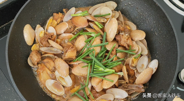鸡肉加2斤花甲这样做一锅，汁鲜肉香又嫩滑入味，好吃到不想放筷