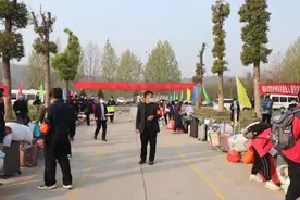 平顶山一中新区学校开学剪影图片