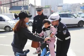 共享单车车筐载娃，险图片