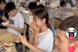 男生给同桌女生夹了块肉，被老师撞见后……冲上热搜！网友：是青春啊图片