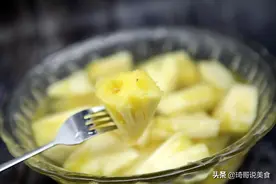 吃菠萝，用冷盐水泡就错了！水果商告诉你正确吃法，难怪菠萝好吃图片