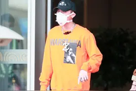 黄子韬街拍：卫衣皮裤Yeezy运动鞋 嘻哈亮眼图片