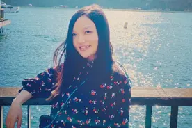 徐佳莹怀孕八月，与丈夫家人一同外出游玩，身形臃肿全无昔日娇俏图片