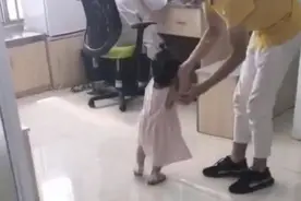 3岁小萝莉被打针，越想越委屈，萝莉：我要找医生“算账”图片