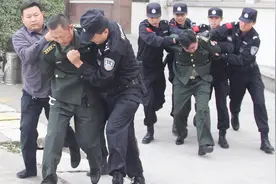 “我是联合国军总司令，打钱”，冒充解放军大校坐火车被民警活捉视频封面