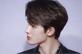 男星充满格调丝巾，华晨宇王子异复古优雅，王一博刘昊然慵懒时尚图片