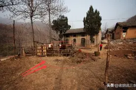 农村俗语：“门前堆粪穷到老，屋后栽树钱财跑”，是啥意思？图片