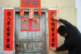 年轻人贴春联不讲究，专家鄙视，贴春联的4大忌讳，贴不好不吉利图片