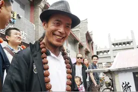 “天下第一疯”谢建光，拉板车独自走遍全国，拾荒36年后客死他乡图片