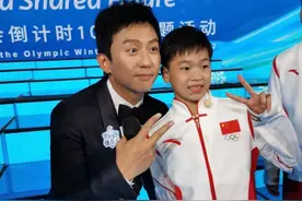 排面!全红婵C位合唱陈伟霆等明星,抹口红可爱,邓超扎马步合影红姐图片