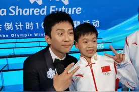 排面!全红婵C位合唱陈伟霆等明星,抹口红可爱,邓超扎马步合影红姐图片