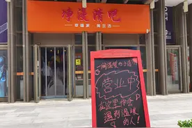郑州警方打掉“酒托”团伙：百元劣质红酒冒充高档酒 受害人小店内轻松消费过万图片