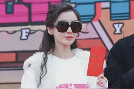 Baby新戏开机大翻车！颜值惨跌更意外，穿休闲装戴墨镜压出法令纹图片