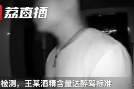 江苏无锡：怪事！轿车撞上隔离护栏翻了，车上3人争着说自己开的！图片