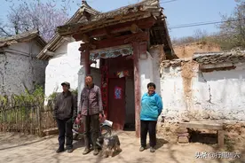 奇葩，山西农民祖坟1块墓碑怕遭人惦记，藏在家中10万不卖图片
