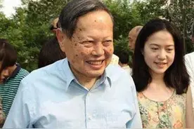 杨振宁晚年回国，到底为了什么，他做的事值得所有人尊重图片