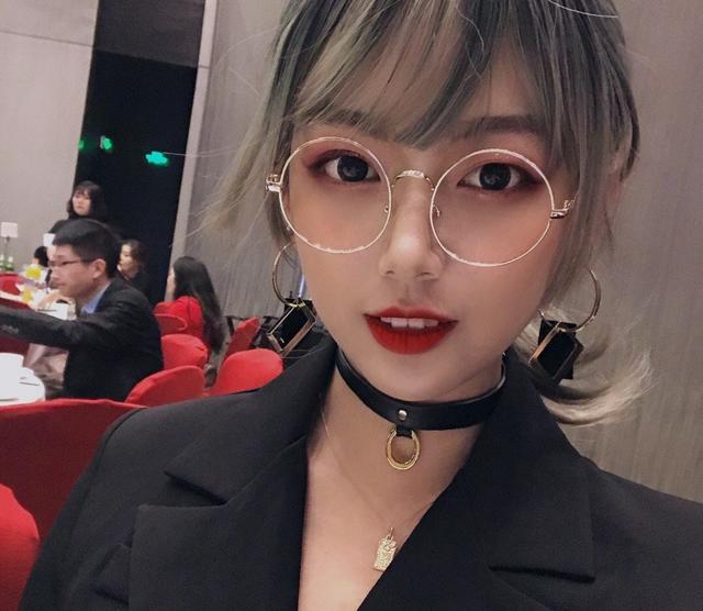 女生为什么要戴项圈呢移动端（为什么蹦迪的女生要带项圈
那叫贴颈项链）
