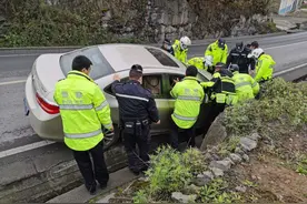 被一群警察包围是种怎样的体验？实不相瞒，有点感动图片