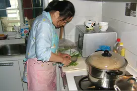 50岁大妈当保姆，干了3天就想辞职，一天工资200，为啥不想干？图片