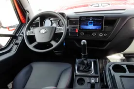 一汽解放载货车新车！五种颜色外观 配10寸液晶大屏 堪比轿车图片