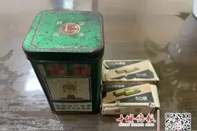 大妈家中意外发现旧物，打开一看吓坏了……找警察图片