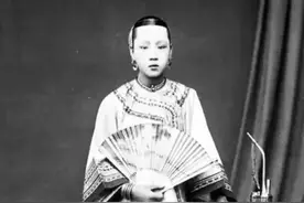 溥仪的老师托友照顾娇妻，二人却成奸，还送3000两银子给她图片